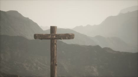 Cruz-Crucifijo-De-Madera-En-La-Montaña